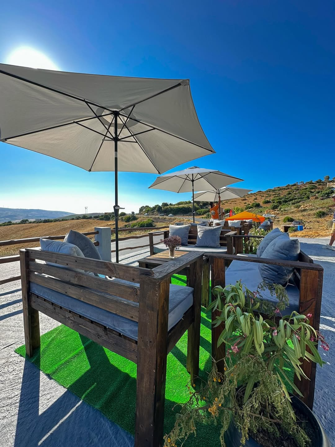 Terrasse Randomed Quad Tanger avec parasols et banquettes