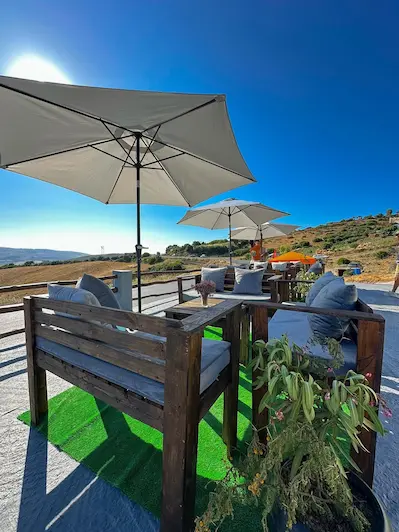 Terrasse Randomed Quad Tanger avec parasols et banquettes